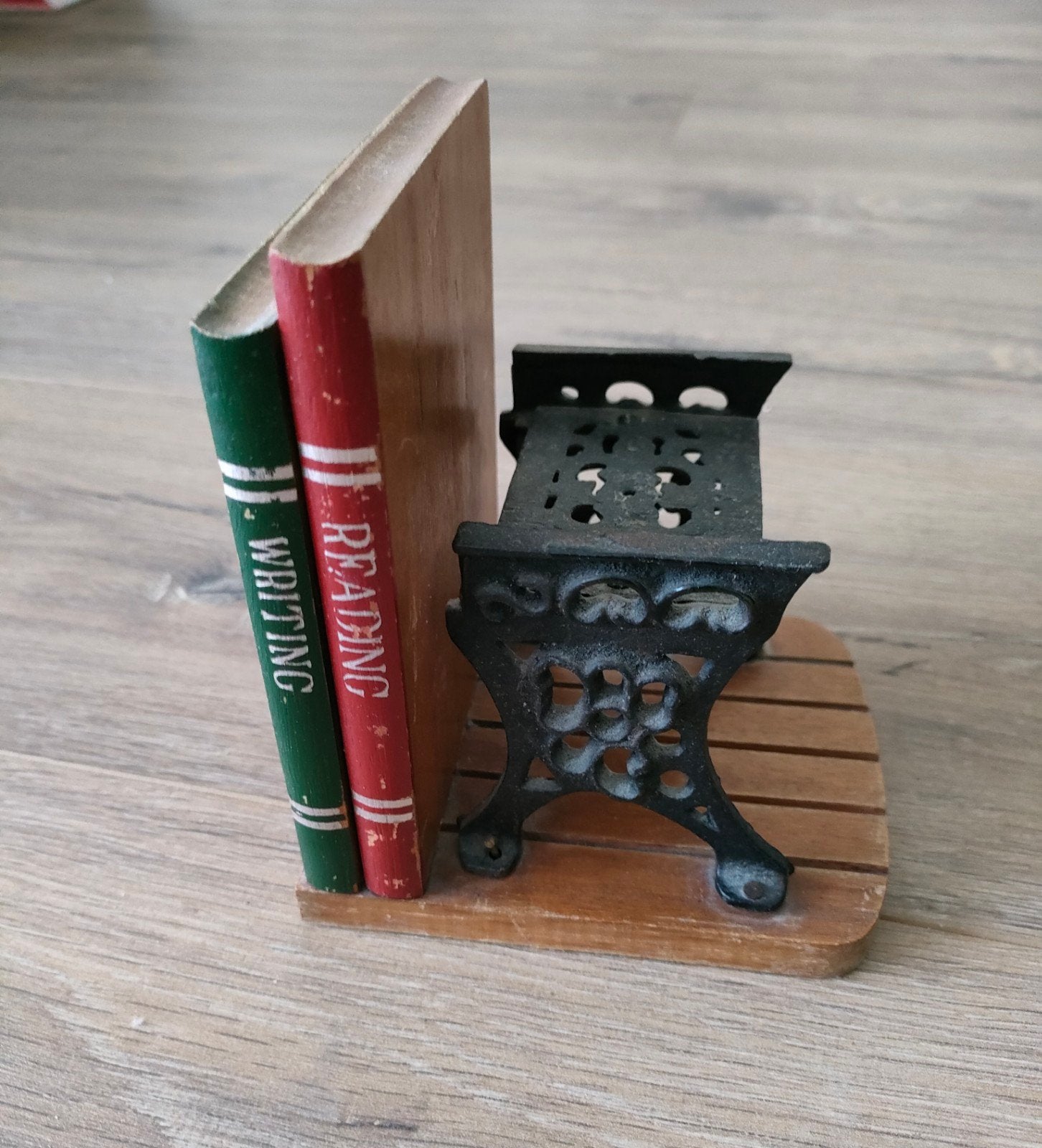 Vintage Enesco jaren '50 houten & gietijzeren boekensteun, Ophalen of Verzenden, Gebruikt, Hout, Klassiek
