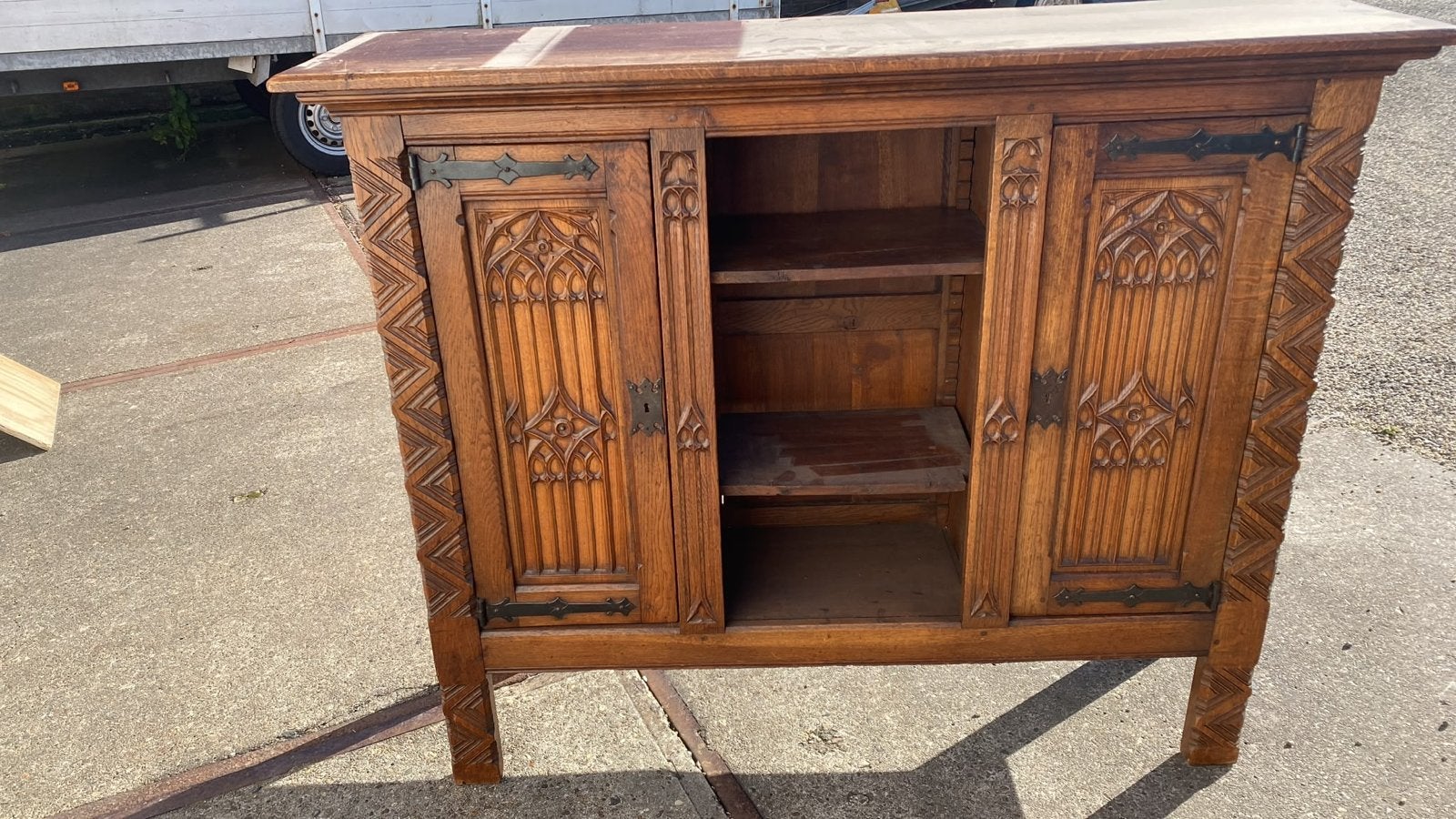 Antieke eikenhouten kast met gotische details, Antiek en Kunst, Ophalen