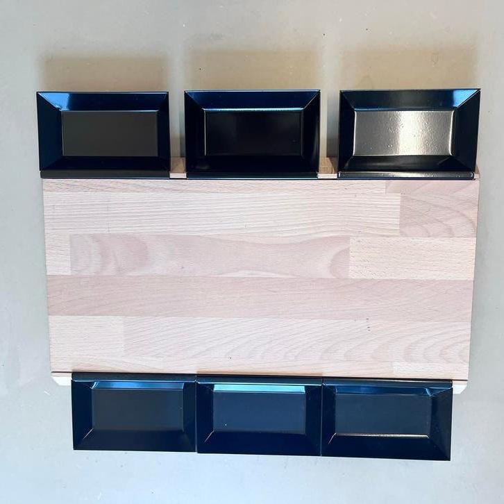 Houten serveerplank met 6 metalen bakjes - Nieuw, Snij-/serveerplank, Ophalen of Verzenden, Nieuw, Hout