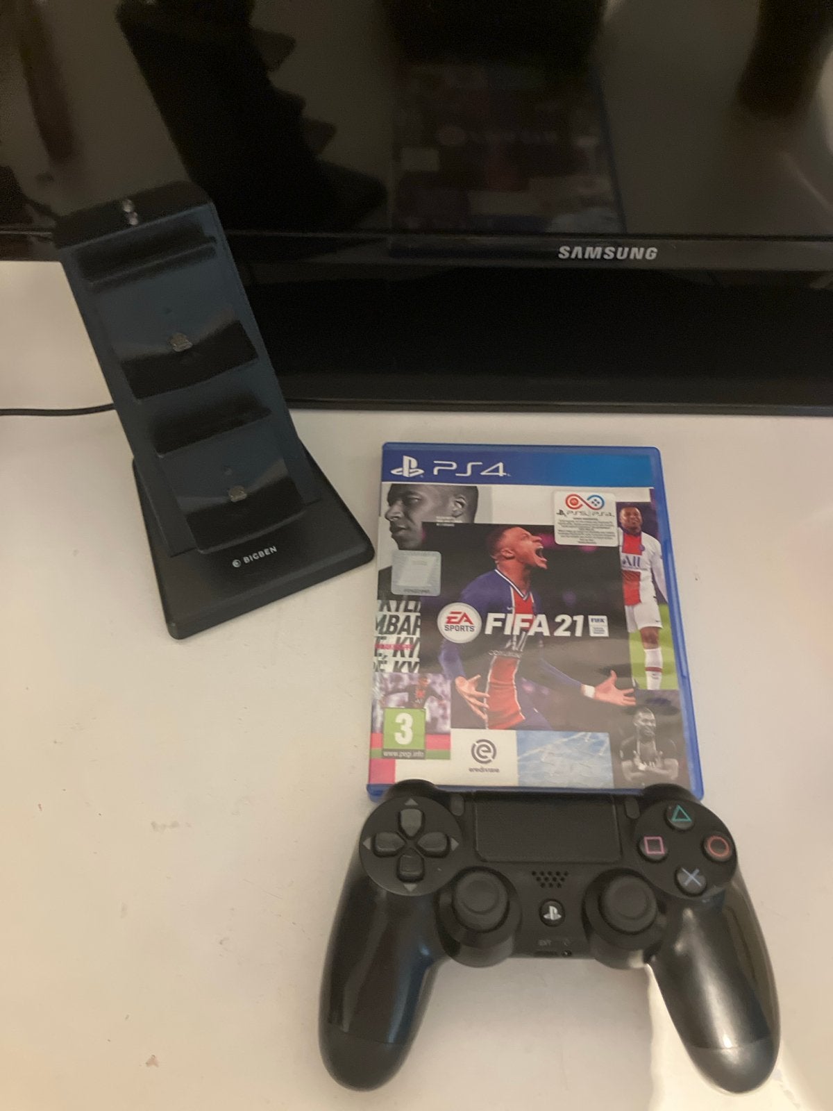 PS4-bundel: FIFA 21, controller en oplaadstation, Ophalen, Gebruikt, Eén computer, Sport