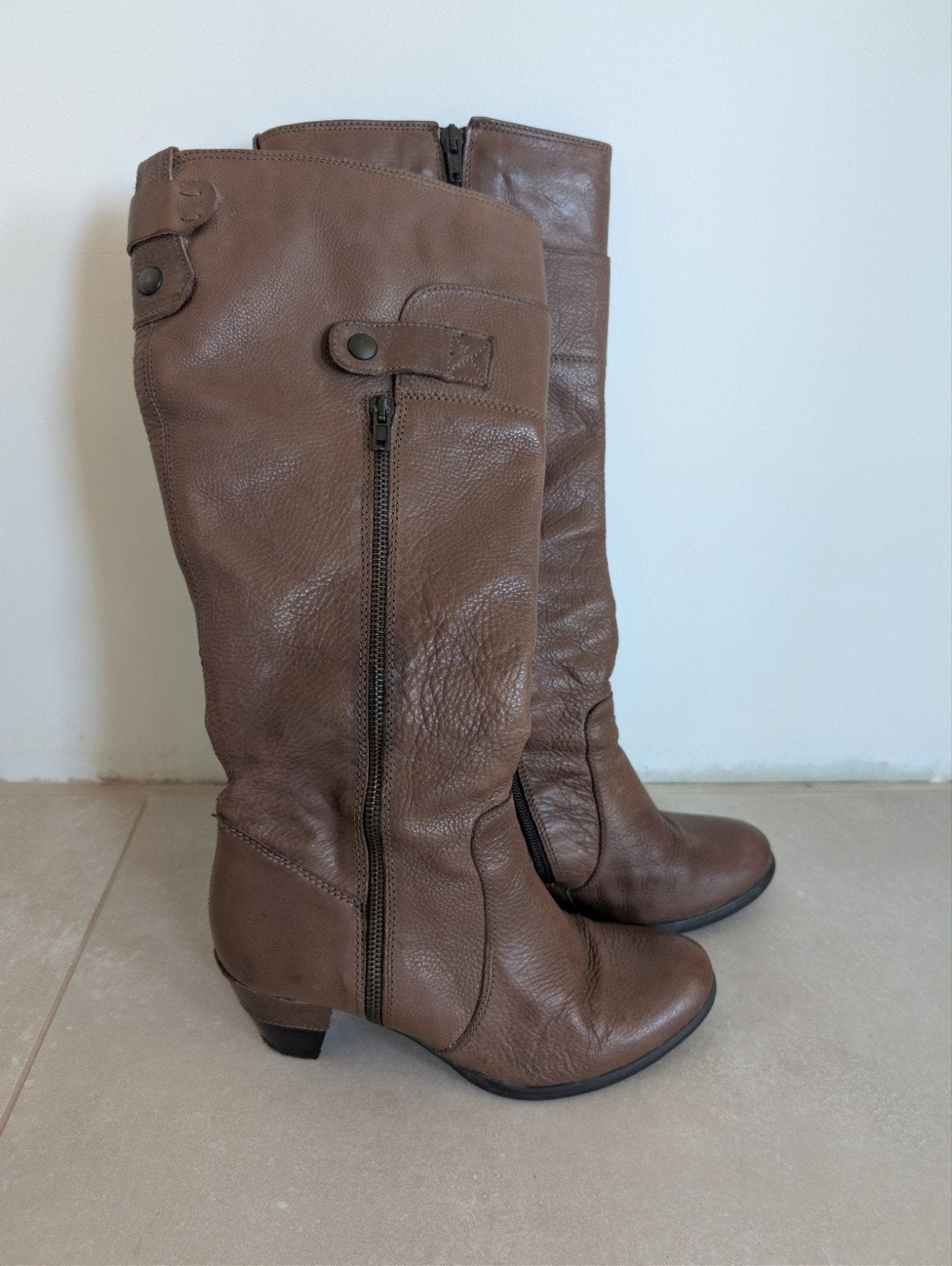 Bruine hoge leren laarzen met hak - Maat 38, Kleding | Dames, Hoge laarzen, Bruin, Verzenden, YKX & Co.