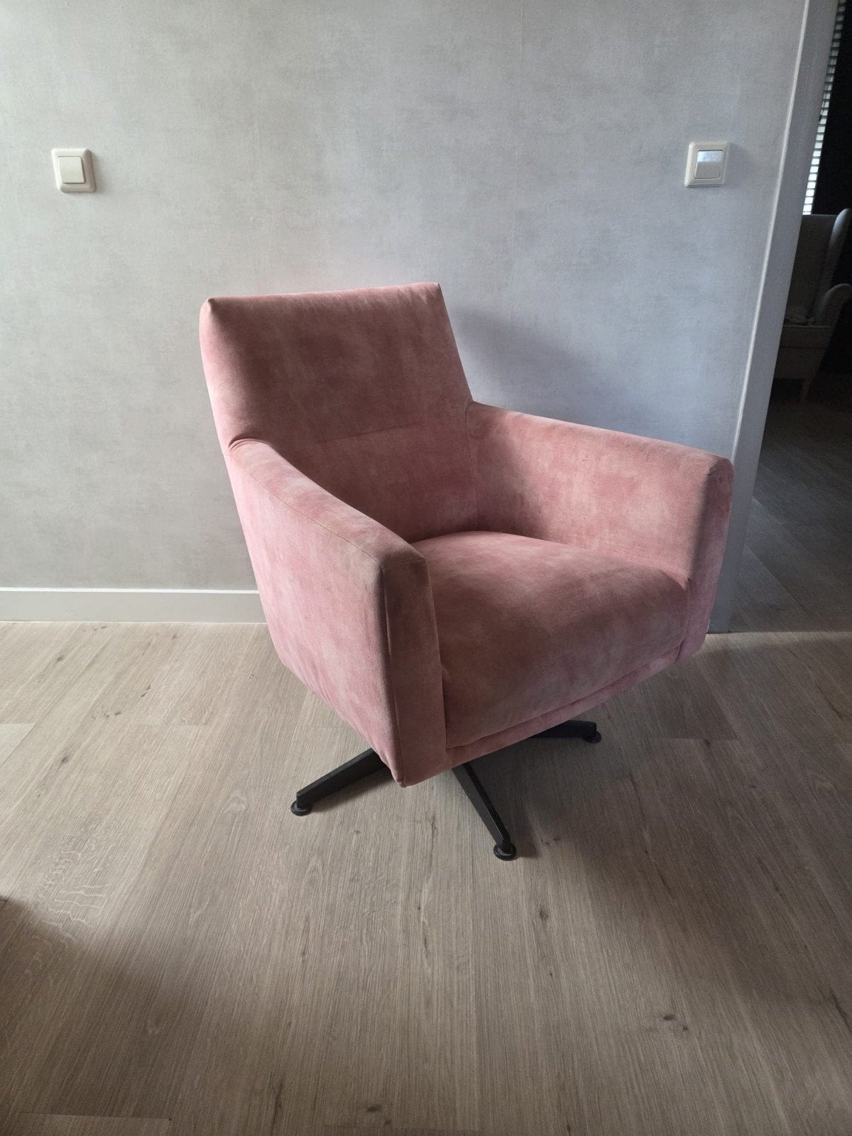 Roze fluwelen fauteuil met draaivoet, Huis en Inrichting, Fauteuils, Modern, Comfortabel, Fluwelen, 75 tot 100 cm, Ophalen of Verzenden