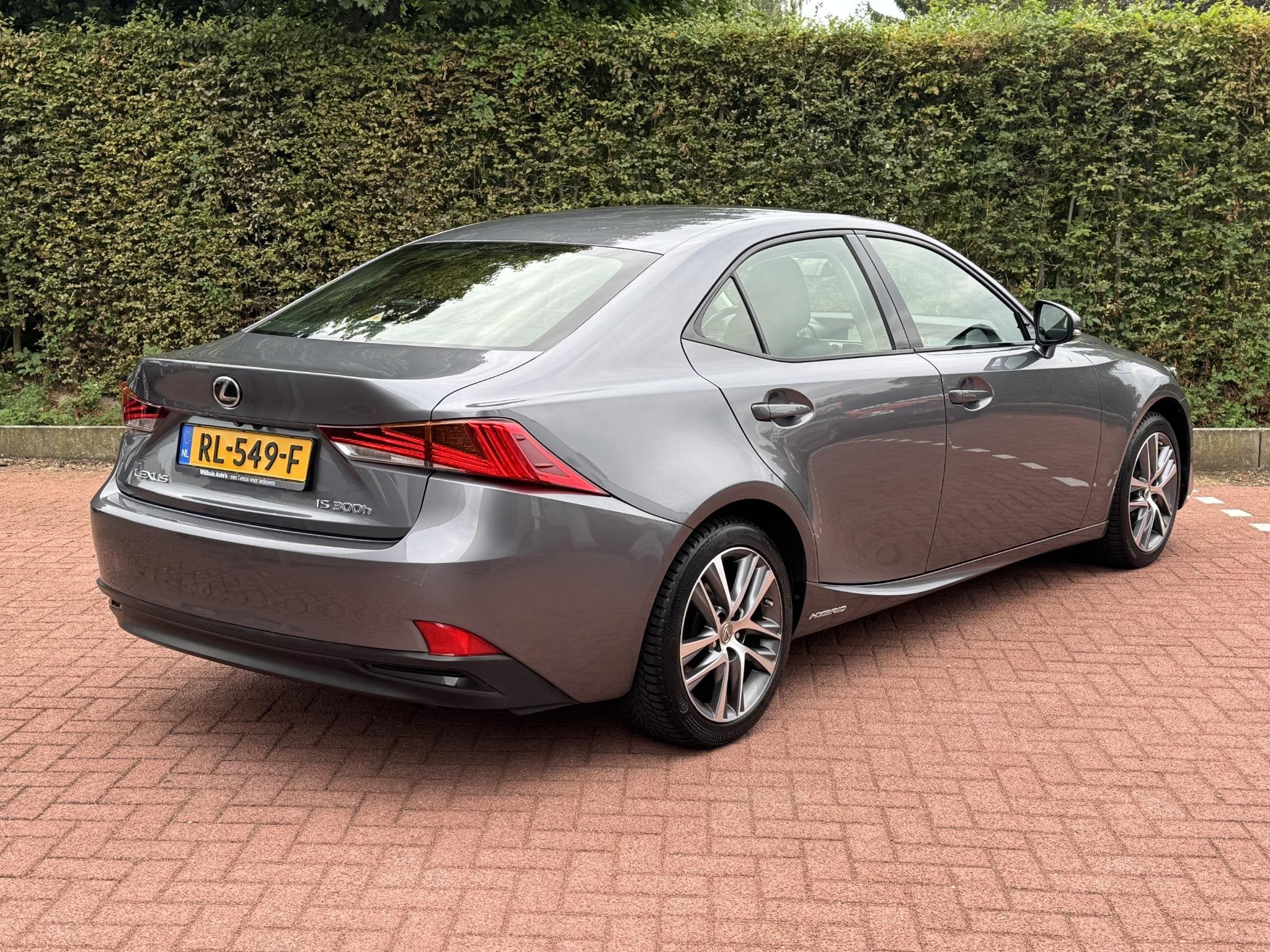 Lexus IS 300h Facelift *Nieuwe Beurt+HHC!* NAP Xenon, Auto's, Automaat, Gebruikt, 23 km/l, Origineel Nederlands