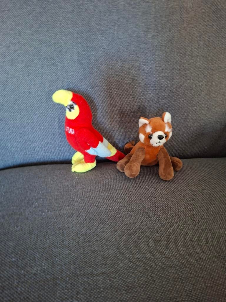 Leuke knuffels: papegaai en rode panda, Overige typen, Ophalen of Verzenden, Zo goed als nieuw, Rood