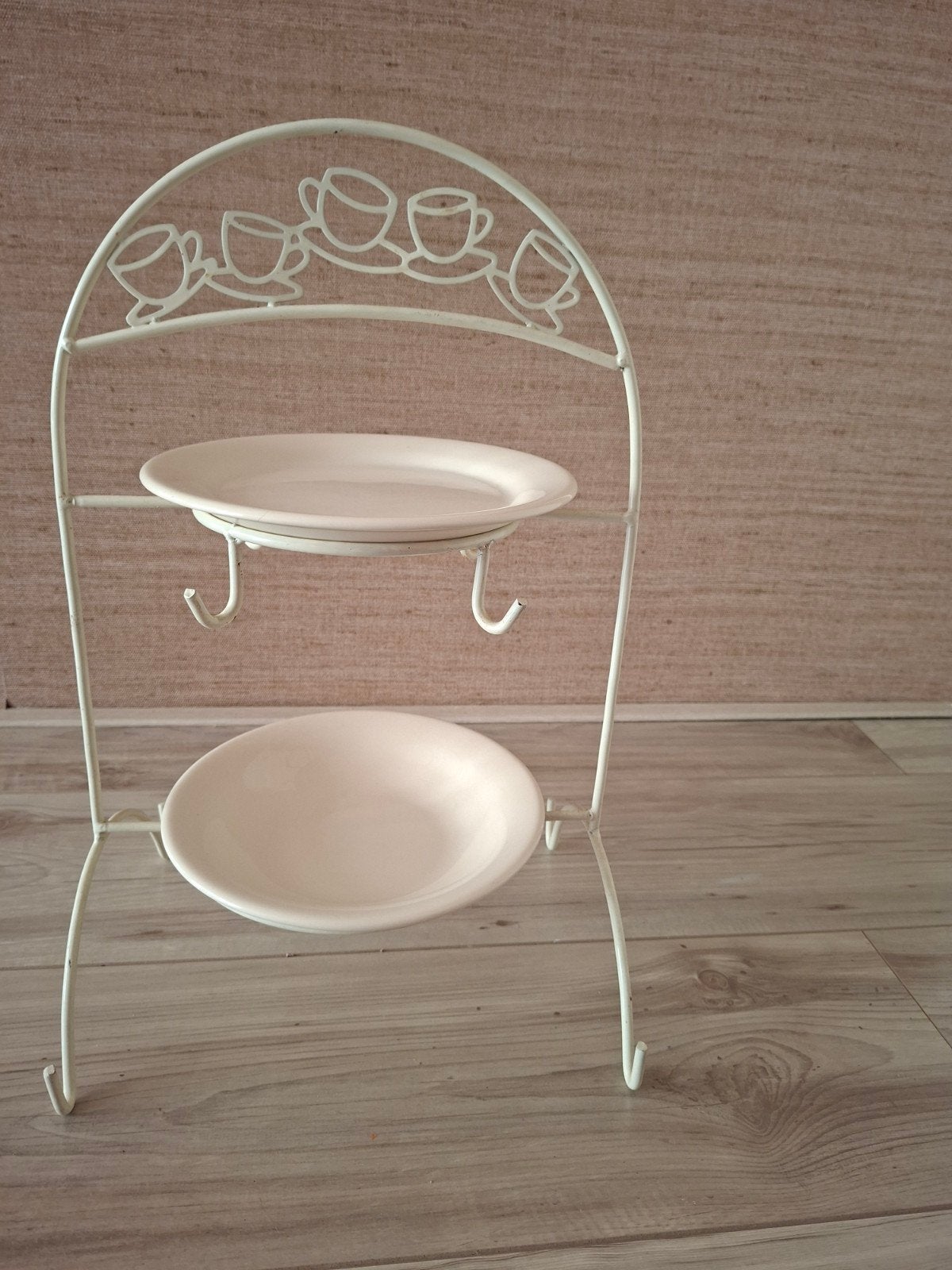 Metalen etagère met 2 crème borden - 49 cm hoog, Huis en Inrichting, Ophalen, Gebruikt, Rond, Overige typen