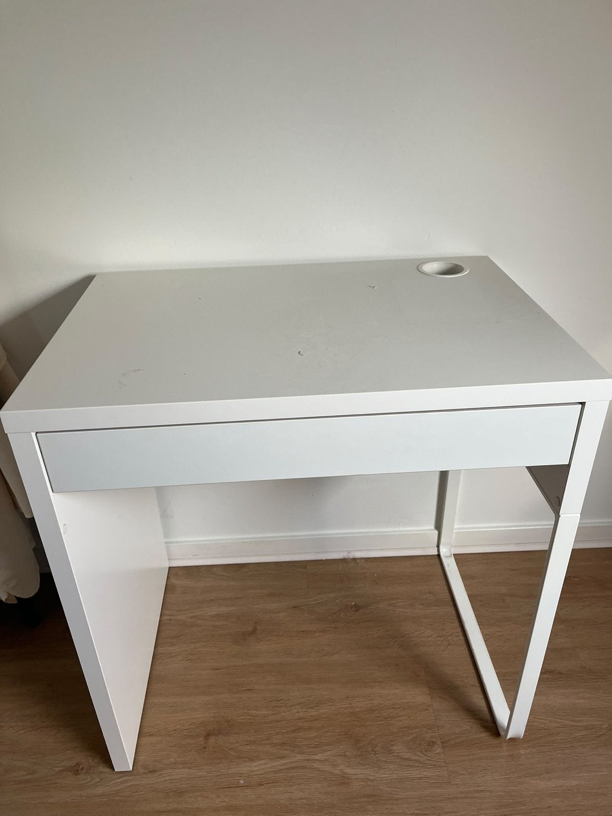 Stijlvol wit bureau 70x50cm met lade - Onbeschadigd, Huis en Inrichting, Ophalen, Met lades, Zo goed als nieuw, Wit
