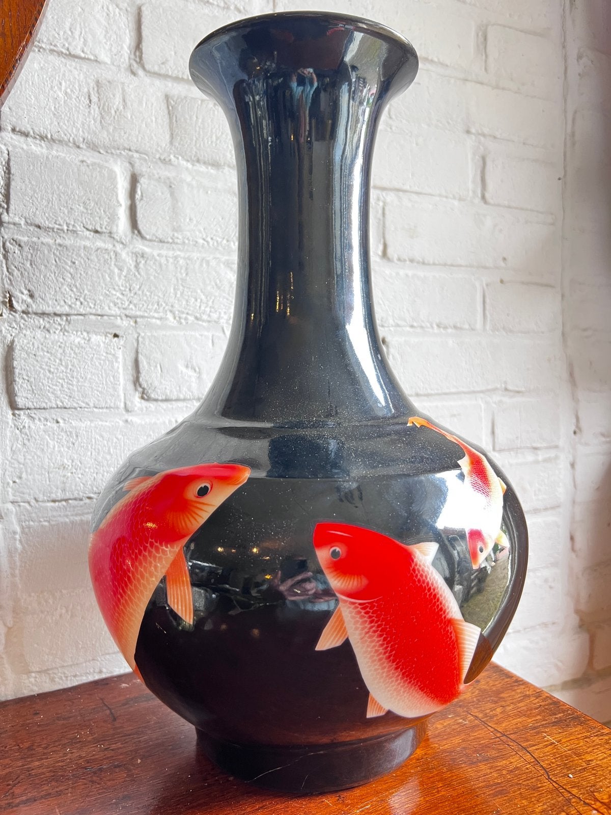Chinese vaas met koi karpers, onderzijde gemerkt, Antiek en Kunst, Ophalen of Verzenden