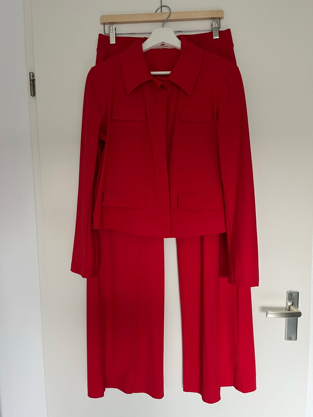 Studio Anneloes rood pak (jasje en broek) - Maat M, Maat 38/40 (M), Kostuum of Pak, Ophalen of Verzenden, Zo goed als nieuw