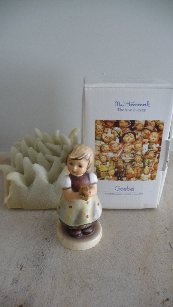 Hummel beeldje meisje met bloemen - Goebel, Ophalen of Verzenden, Zo goed als nieuw, Hummel