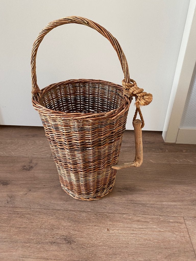 Rieten gardenbasket of mand voor tuingereedschap, Ophalen