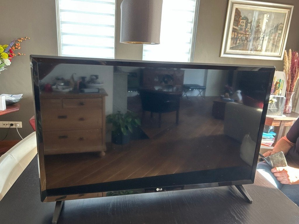 LG 32LJ610V Smart TV met muurbeugel, zo goed als nieuw