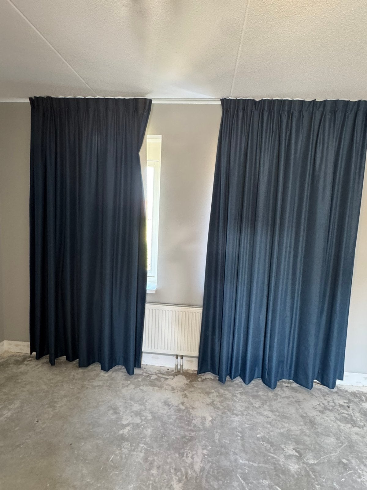 Donkerblauwe verduisterende gordijnen breedte 310x264h cm, Ophalen, Zo goed als nieuw