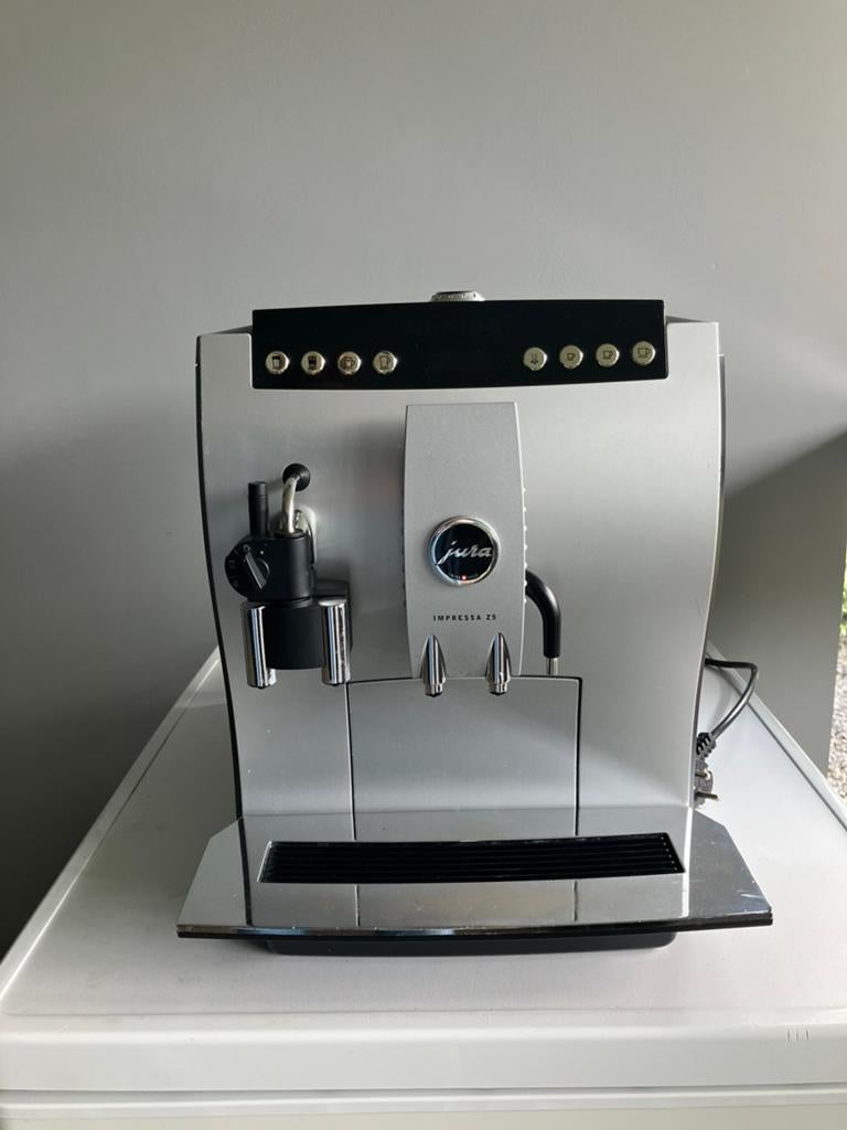 Jura Impressa Z5, Witgoed en Apparatuur, Koffiezetapparaten, 10 kopjes of meer, Koffiemachine, Refurbished, Koffiebonen