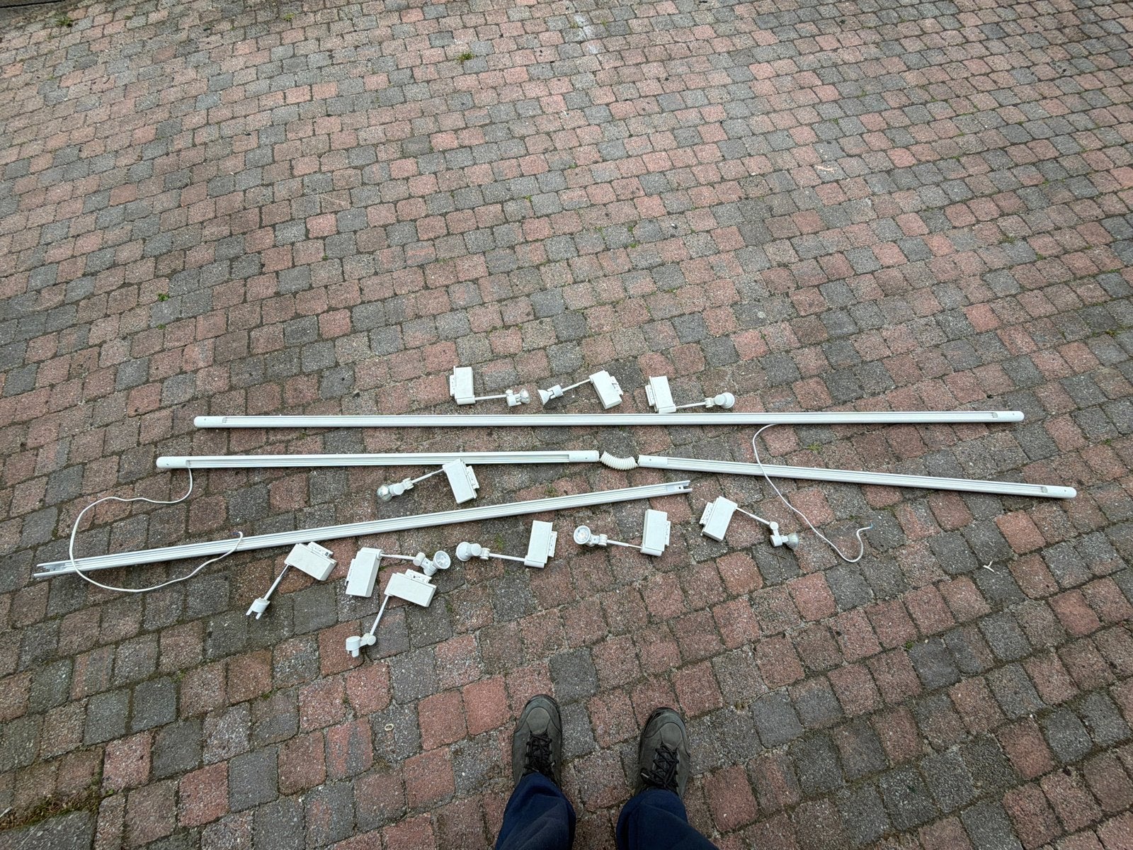 Witte spotrails met halogeen spots - 3 stuks, Ophalen, Gebruikt, Kunststof, Plafondspot of Wandspot