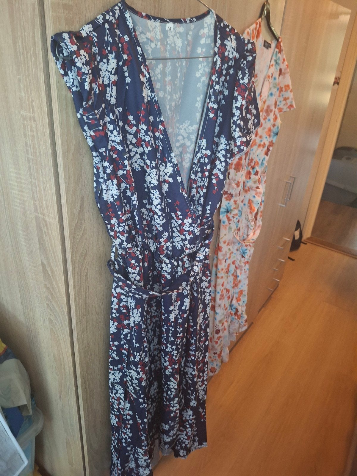 Zomerse wikkeljurk met bloemenprint, Kleding | Dames, Jurken, Maat 38/40 (M), Blauw, Ophalen of Verzenden, Onder de knie