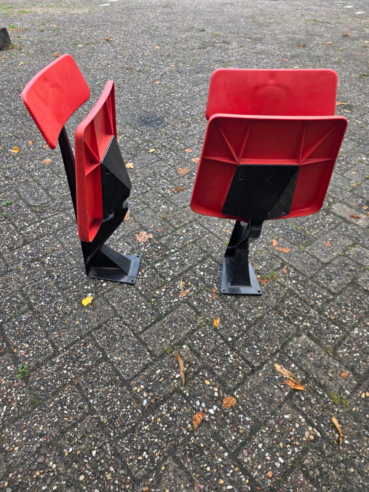 Twee rode stadionstoelen stoel klapstoel - Gebruikt, Ophalen, Twee, Onbekend, Onbekend