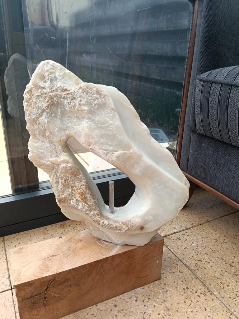 Abstracte sculptuur van steen op houten sokkel, Ophalen of Verzenden, 20 - 50 cm, Beeld, Abstract