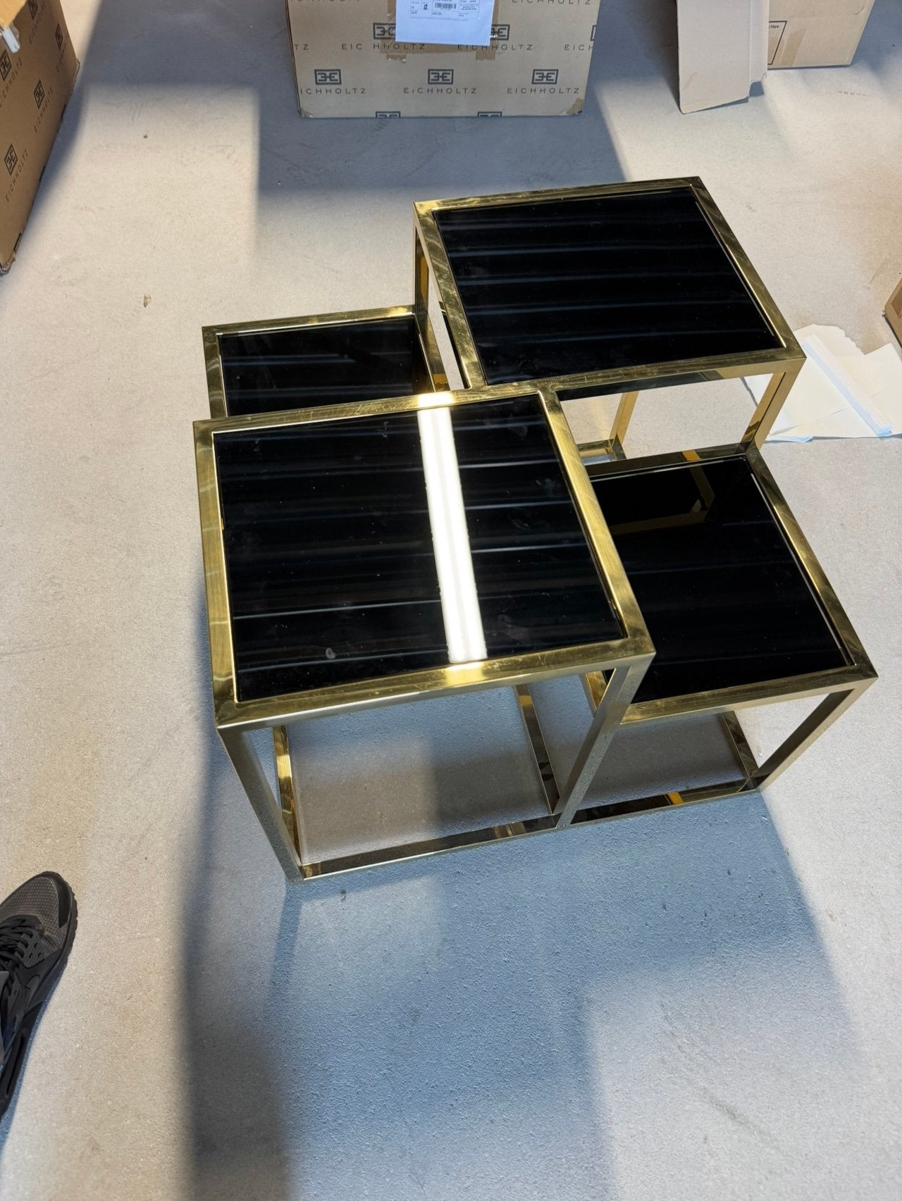 Eichholtz bijzettafel Smythson met zwart glazen bladen, Ophalen, 50 tot 100 cm, Zo goed als nieuw, Metaal