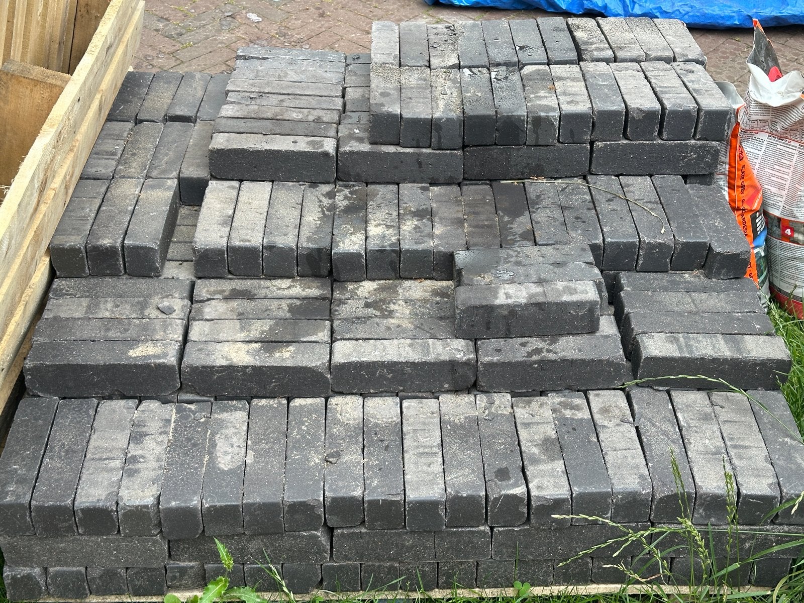 Waalformaat getrommeld Carbona Antica zwart (ca.3,5 m²), Tuin en Terras, Tegels en Klinkers, Ophalen, Gebruikt, Klinkers, Minder dan 5 m²
