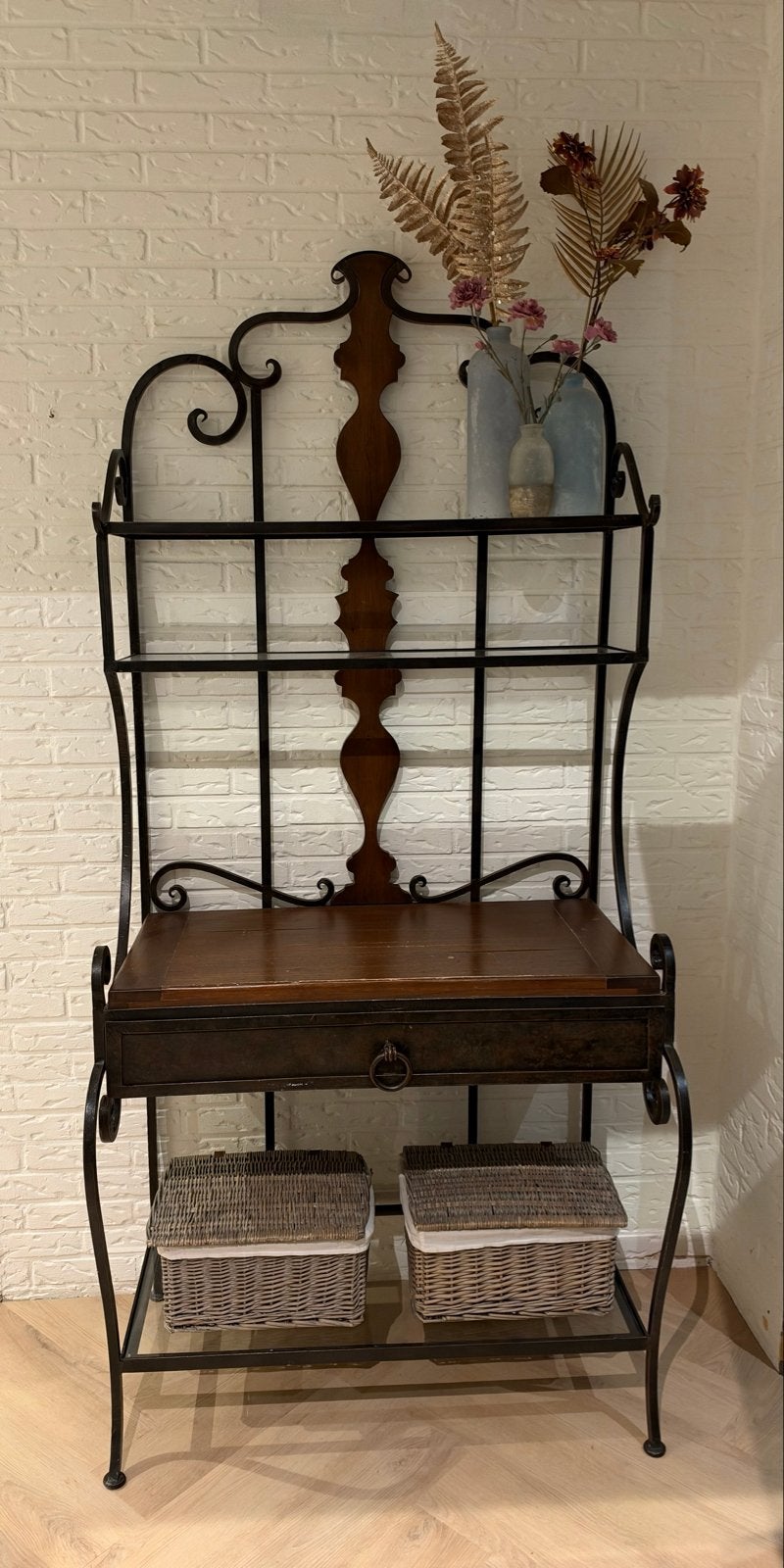 Zeer mooie kast met houten details en lade, Ophalen