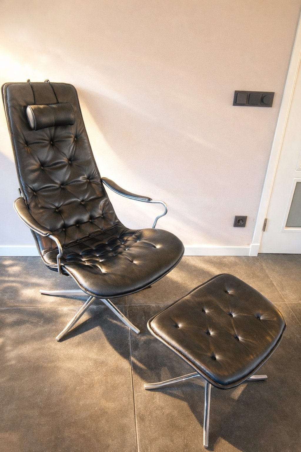Conform design fauteuil met voetenbank – zwart leer, Huis en Inrichting, Fauteuils, Zo goed als nieuw, Leer, 75 tot 100 cm, Ophalen of Verzenden