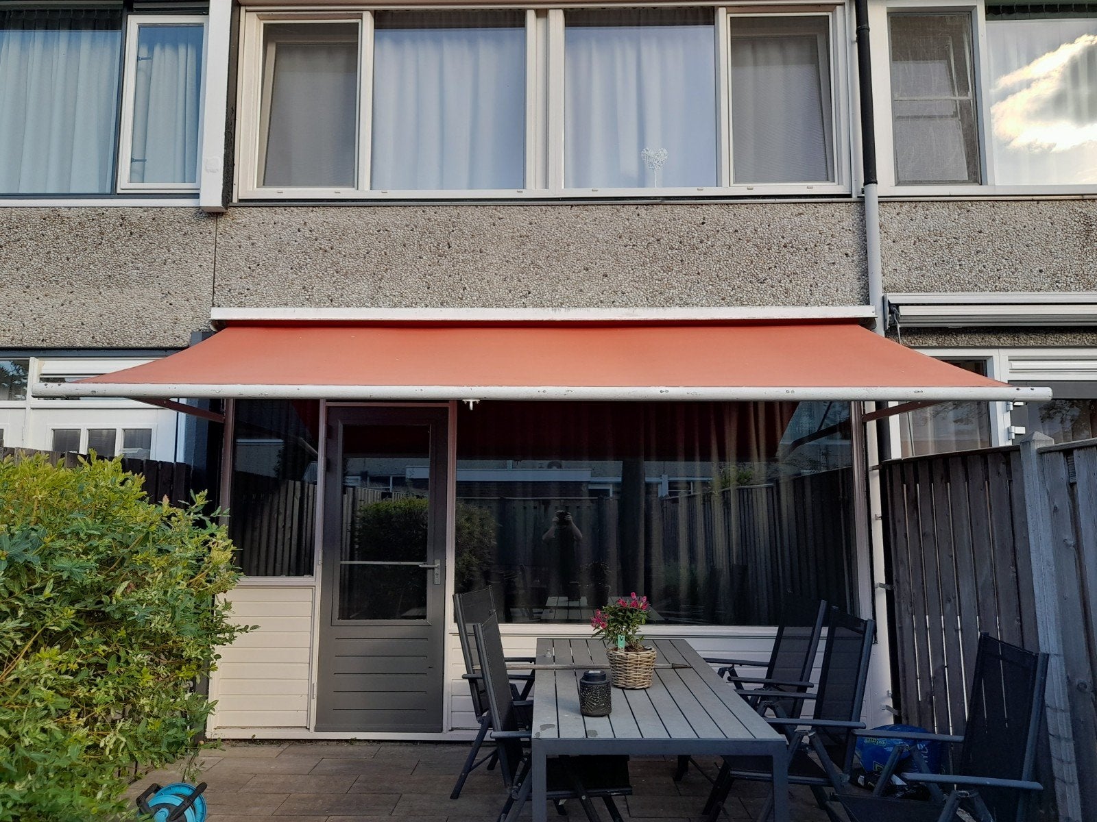 Handbediend zonnescherm - Oranje/Rood, Tuin en Terras, Ophalen, Gebruikt, 150 tot 300 cm, 250 cm tot 450 cm