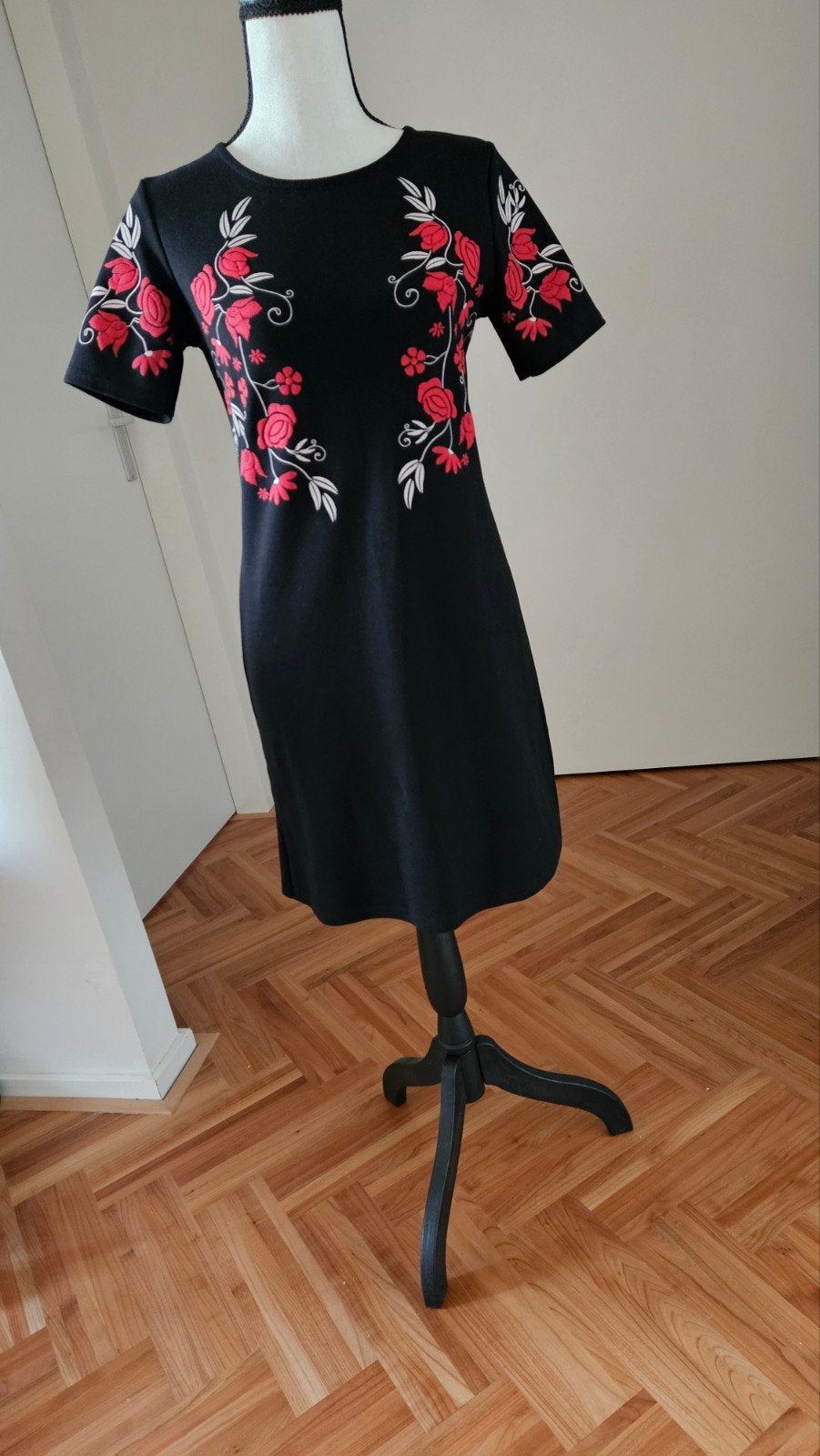 Vintage Boohoo jurk met wijnrode rozen - Maat 38, Kleding | Dames, Maat 38/40 (M), Ophalen of Verzenden, Zo goed als nieuw, Onder de knie