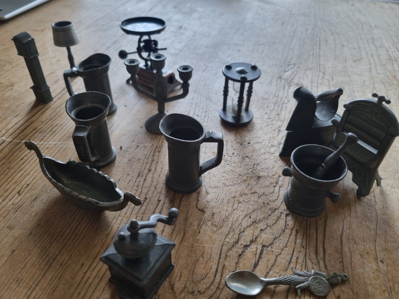 Verzameling van 14 miniatuur tinnen voorwerpen, Antiek en Kunst, Verzenden