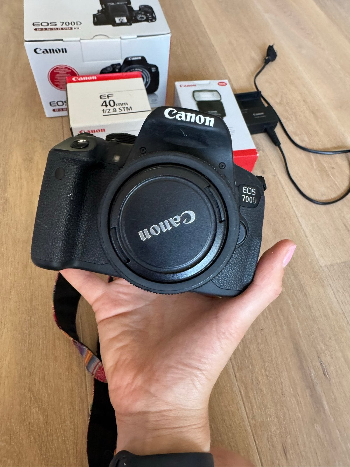 Canon EOS 700D met 40mm lens, flitser en orignele strap, Ophalen, Gebruikt, Spiegelreflex, Canon