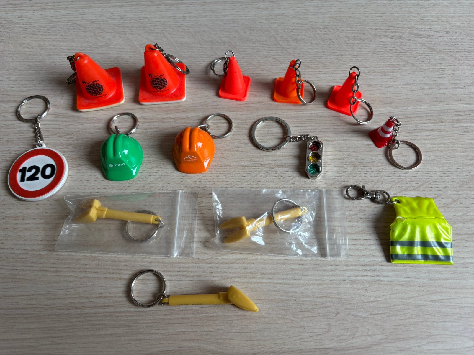 sleutelhangers verkeer verkeersbord praatpaal pilon helm, Verzamelen, Ophalen of Verzenden, Nieuw, Transport