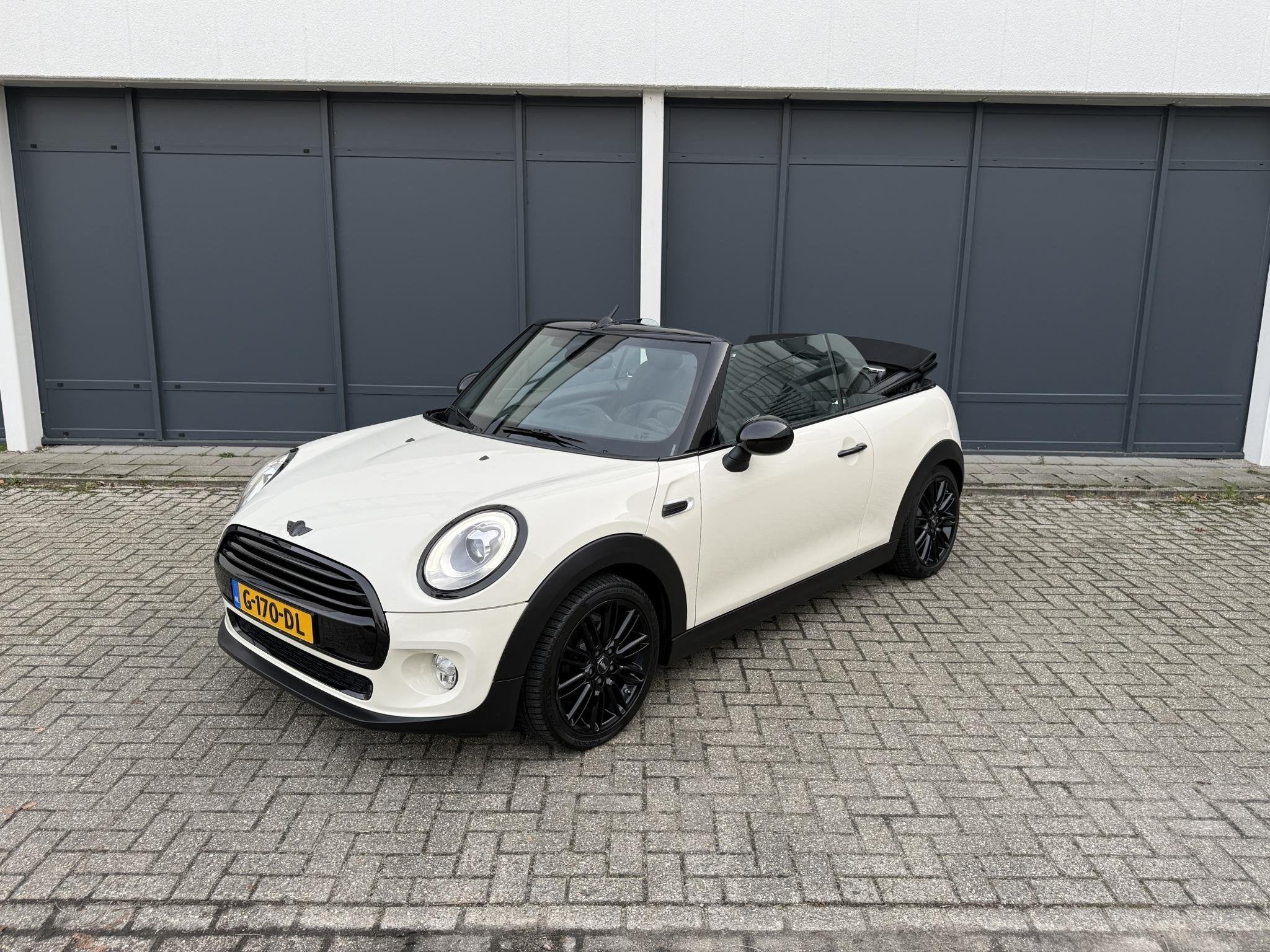 MINI Cabrio 1.5 Cooper Cruise|JCW|Keyless|Stoelverwarming|Sf, Voorwielaandrijving, 136 pk, Gebruikt, Bluetooth