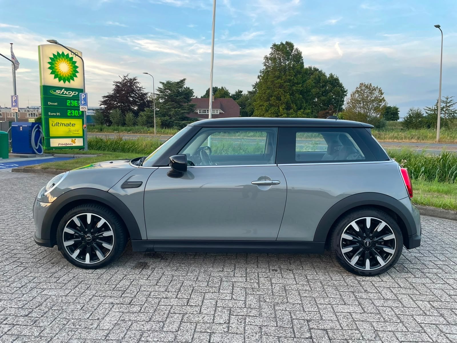 Mini 3-deurs (f56) 1.5 136pk 2022 Grijs, Voorwielaandrijving, 136 pk, 4 stoelen, Handgeschakeld