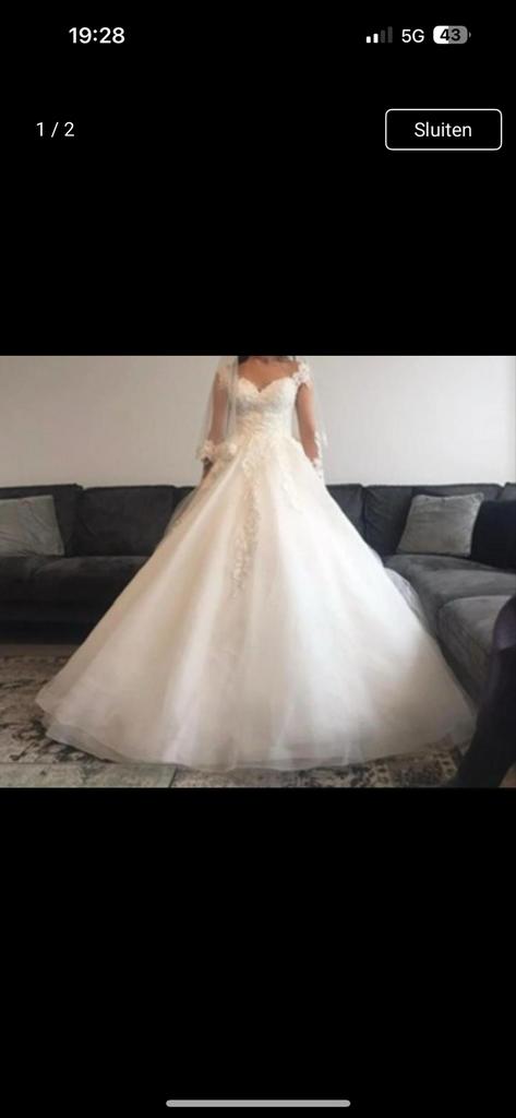 Elegante witte bruidsjurk met lange mouwen en sleep, Ophalen of Verzenden, Zo goed als nieuw, Wit, Trouwjurk