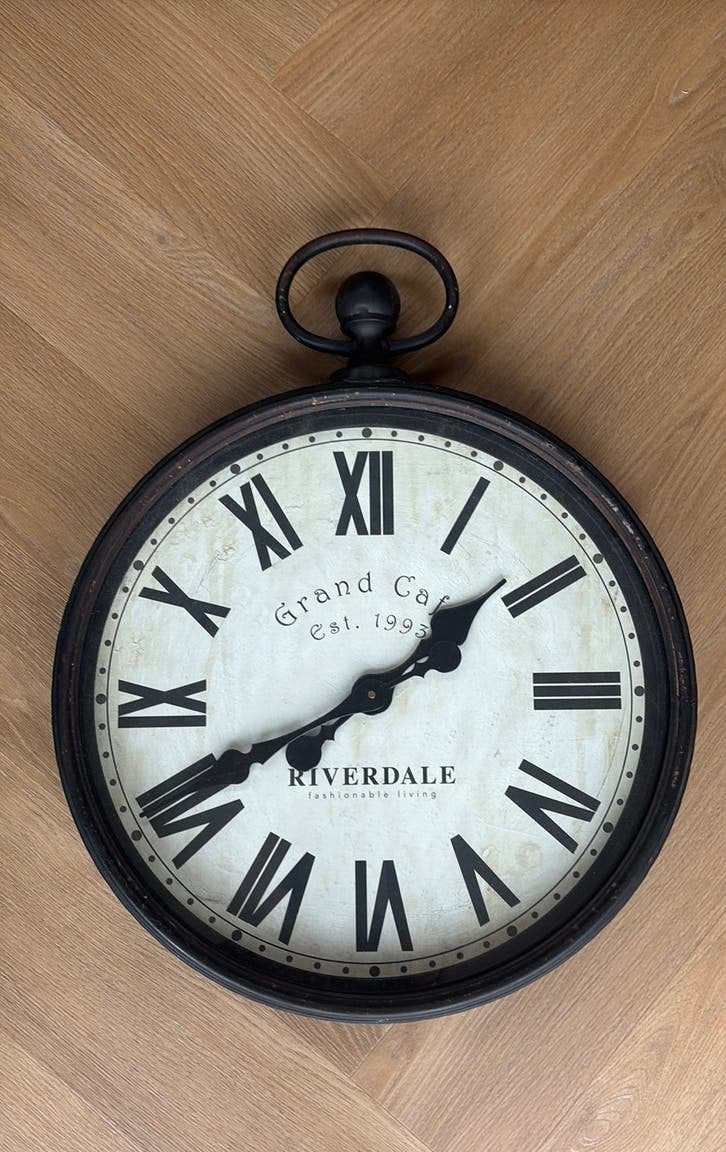 Riverdale wandklok 50cm, Huis en Inrichting, Woonaccessoires | Klokken, Ophalen, Zo goed als nieuw, Wandklok