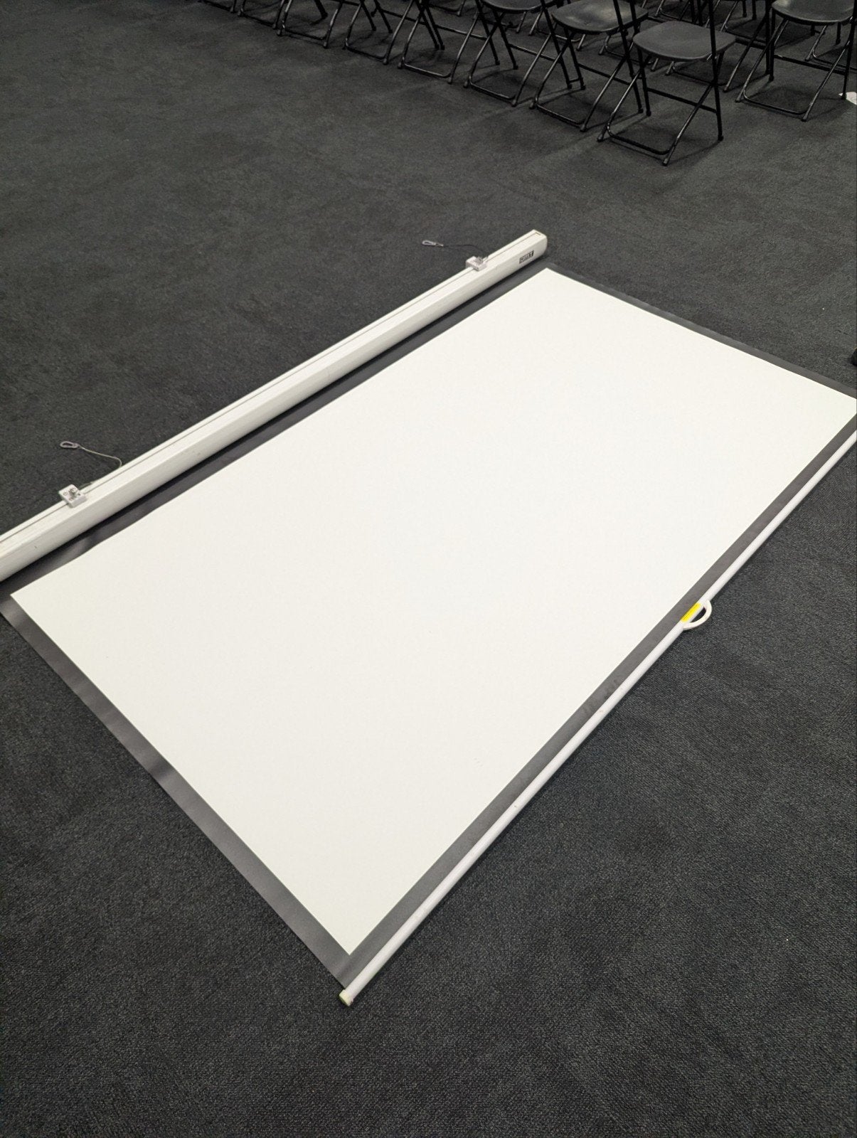 Beamer scherm met pull systeem - 234x132 cm, Audio, Tv en Foto, Projectieschermen, Ophalen, Handmatig, Zo goed als nieuw