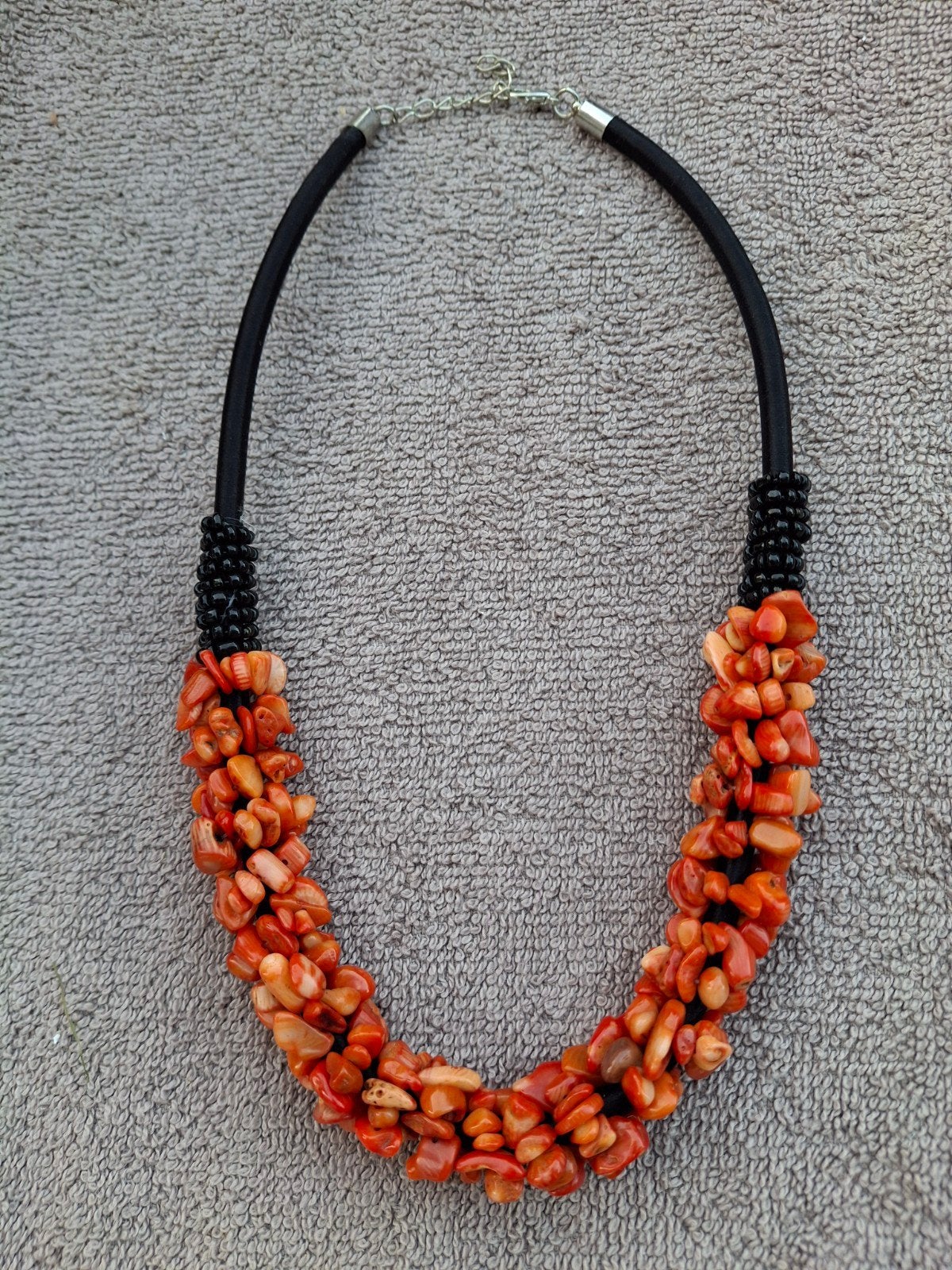 Oranje Koraal Ketting met Zwarte Kralen en Koord, Sieraden, Tassen en Uiterlijk, Kettingen, Verstelbaar, Nieuw, Oranje, Ophalen of Verzenden