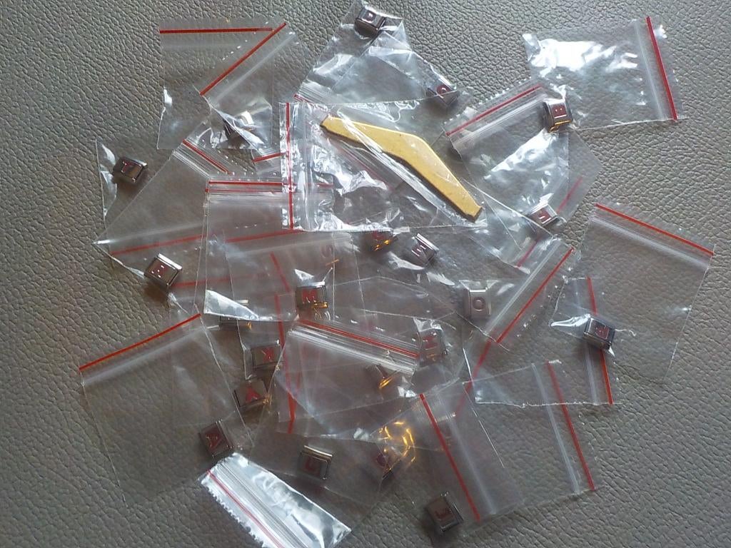 26 Italiaanse Bedels bedelarmband Uberry 9mm roze letters, Staal, Nieuw, Ophalen of Verzenden, Met bedels of kralen