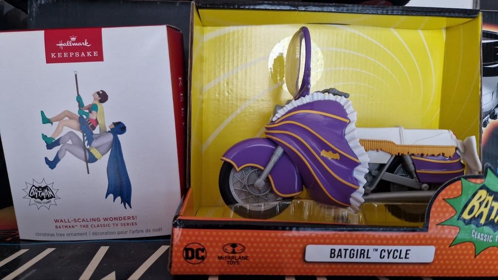 Batman en Robin en batgirls motor, Ophalen of Verzenden, Beeldje of Figuurtje