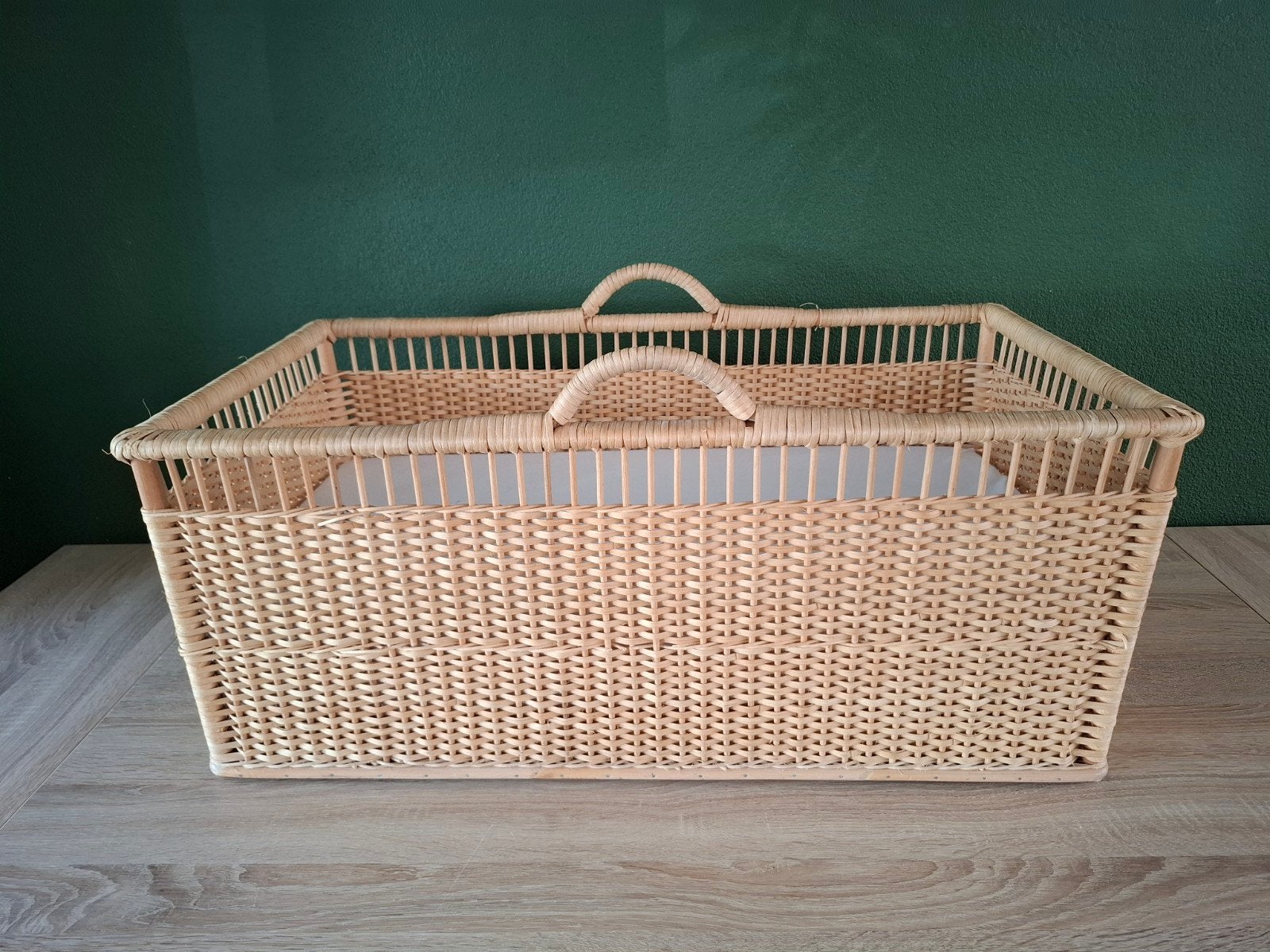 Rotan wiegje met matrasje - Zo goed als nieuw, Kinderen en Baby's, Babywiegjes en Ledikanten, Ophalen, Zo goed als nieuw