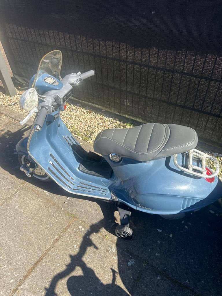 Kinder Vespa scooter - accu defect, zonder lader, Fietsen en Brommers, Ophalen, Gebruikt