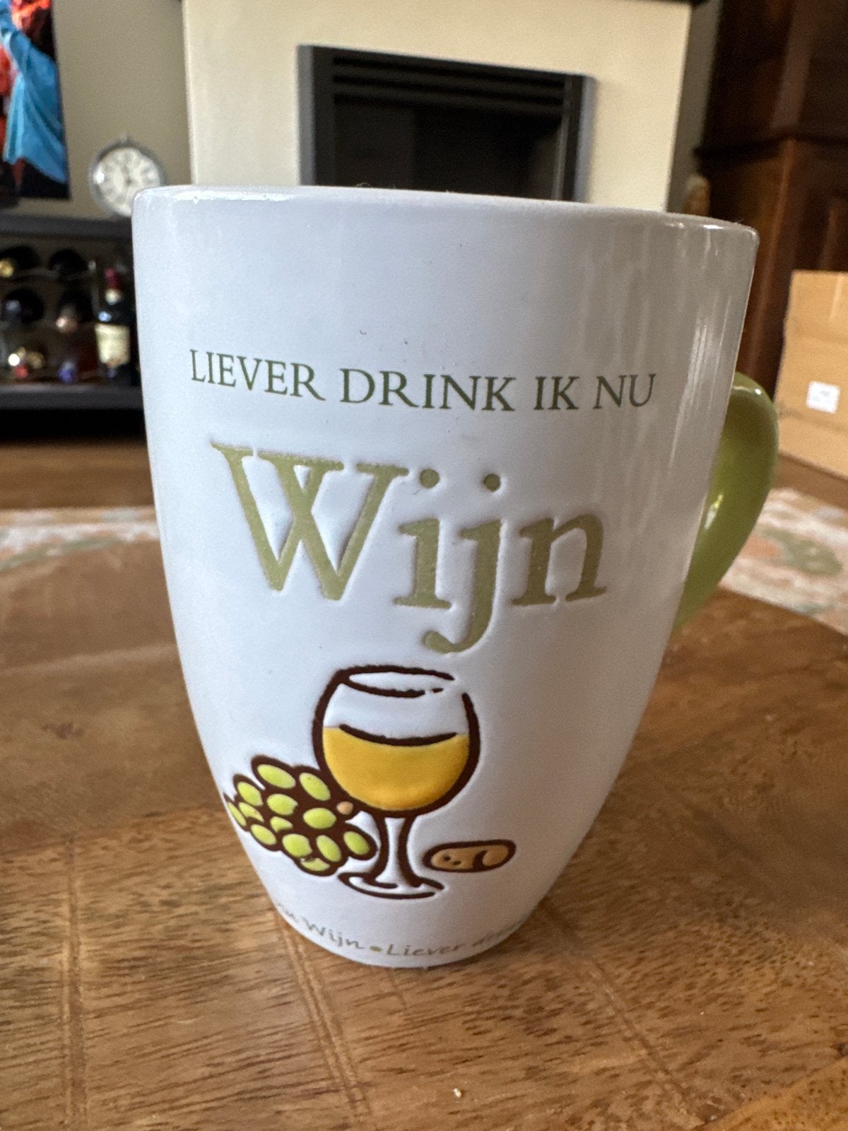 Mok "Liever drink ik nu Wijn" - H&H Aardewerk, Ophalen of Verzenden, Steen/keramiek, Wit, Overige merken