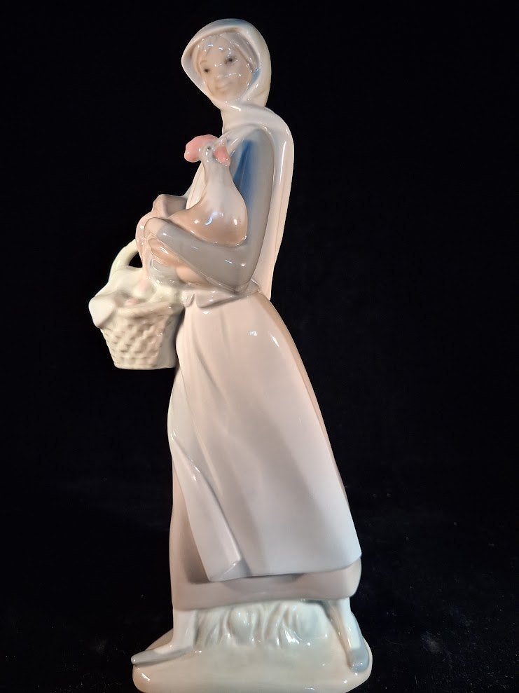Beeld van vrouw met haan Lladro porcelein, Gemerkt, Ophalen of Verzenden, 20 - 50 cm, Steen of Keramiek