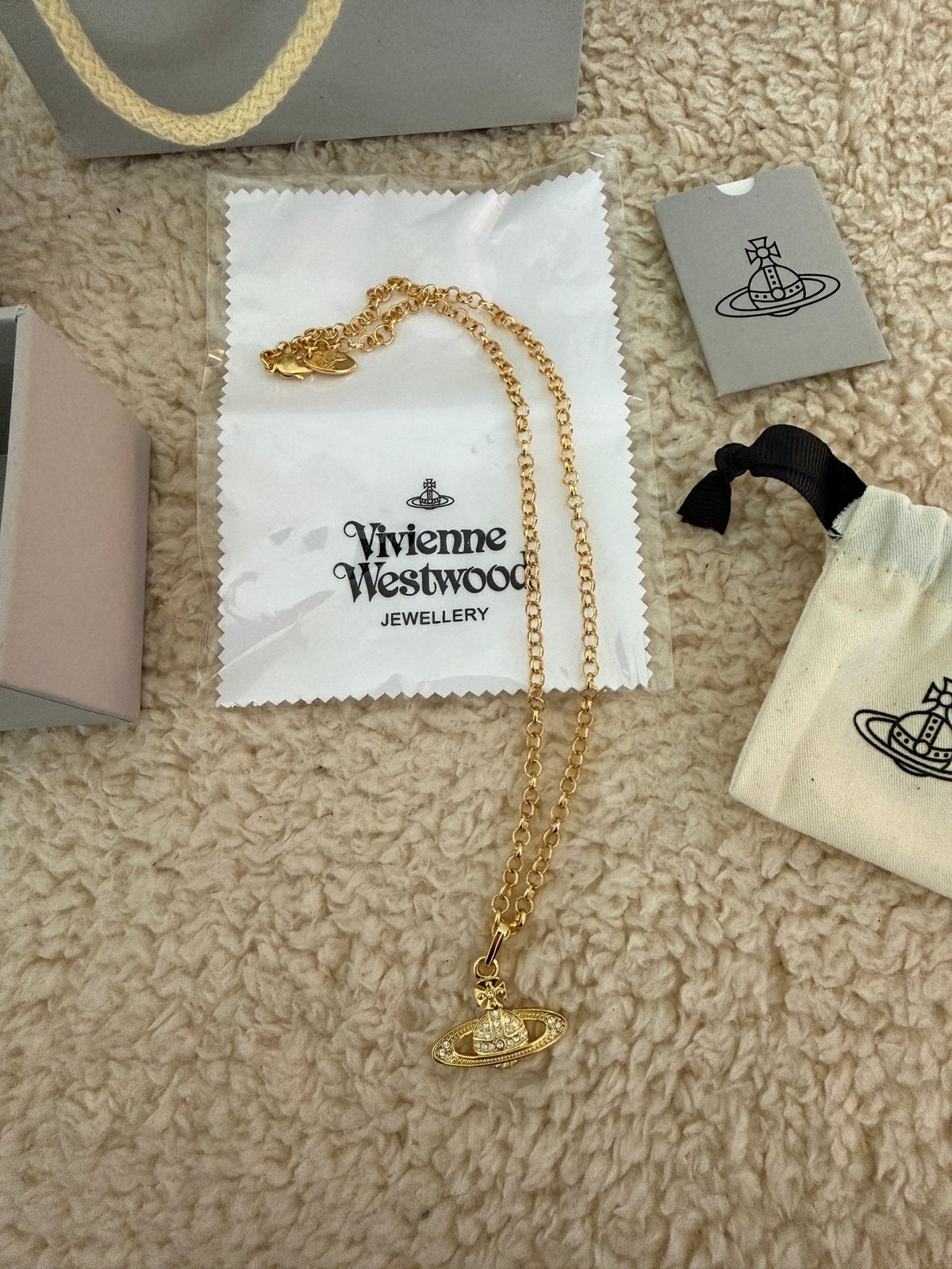 Vivienne Westwood | Ketting met Saturn Bedel, Overige materialen, Verzenden, Zo goed als nieuw, Goud