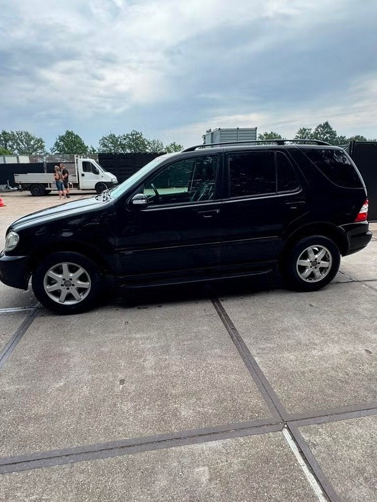 Mercedes-Benz M-Klasse 3.7 Ml350 4MATIC AUT 2003 Zwart, Auto's, Automaat, 138 €/maand, 7 stoelen, Zwart