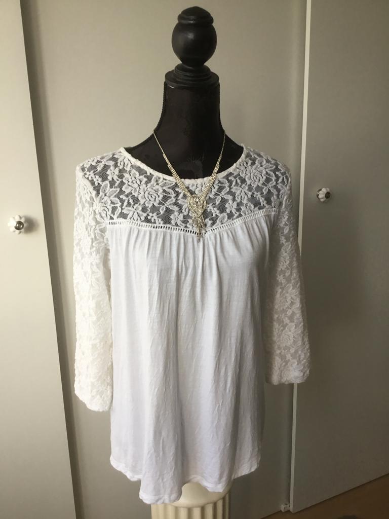 Witte blouse met kanten mouwen en decolleté Maat L, Ophalen of Verzenden, Zo goed als nieuw