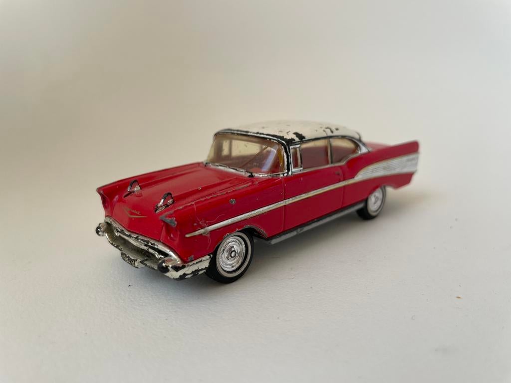 model 1957 Chevrolet Bel Air sport coupe, rood, Dinky, 1/43, Hobby en Vrije tijd, Modelauto's | 1:43, Ophalen of Verzenden, Gebruikt