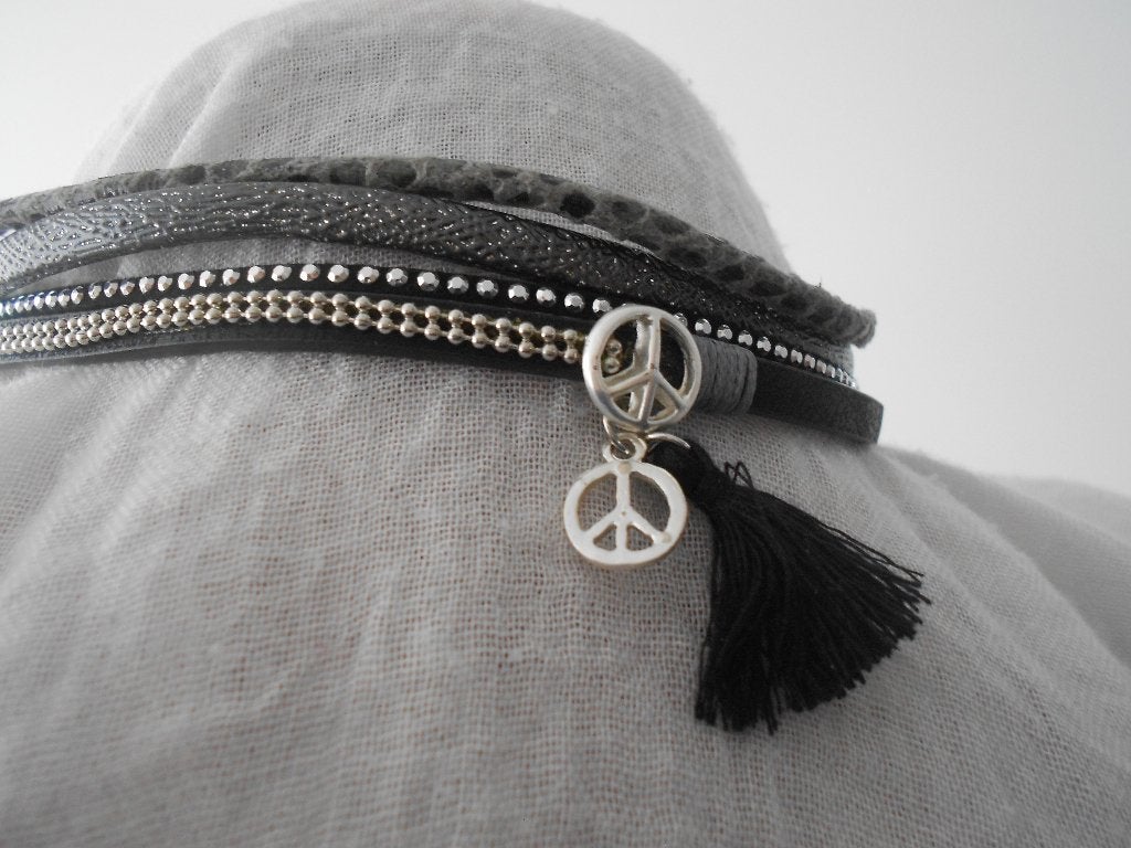 Choker van leren bandjes en peace tekens, Sieraden, Tassen en Uiterlijk, Kettingen, Ophalen of Verzenden, Zo goed als nieuw, Overige kleuren