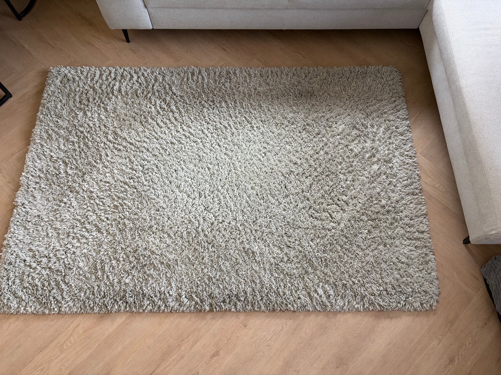Zacht grijs vloerkleed, hoogpolig en comfortabel, Ophalen, Gebruikt, Beige, 150 tot 200 cm