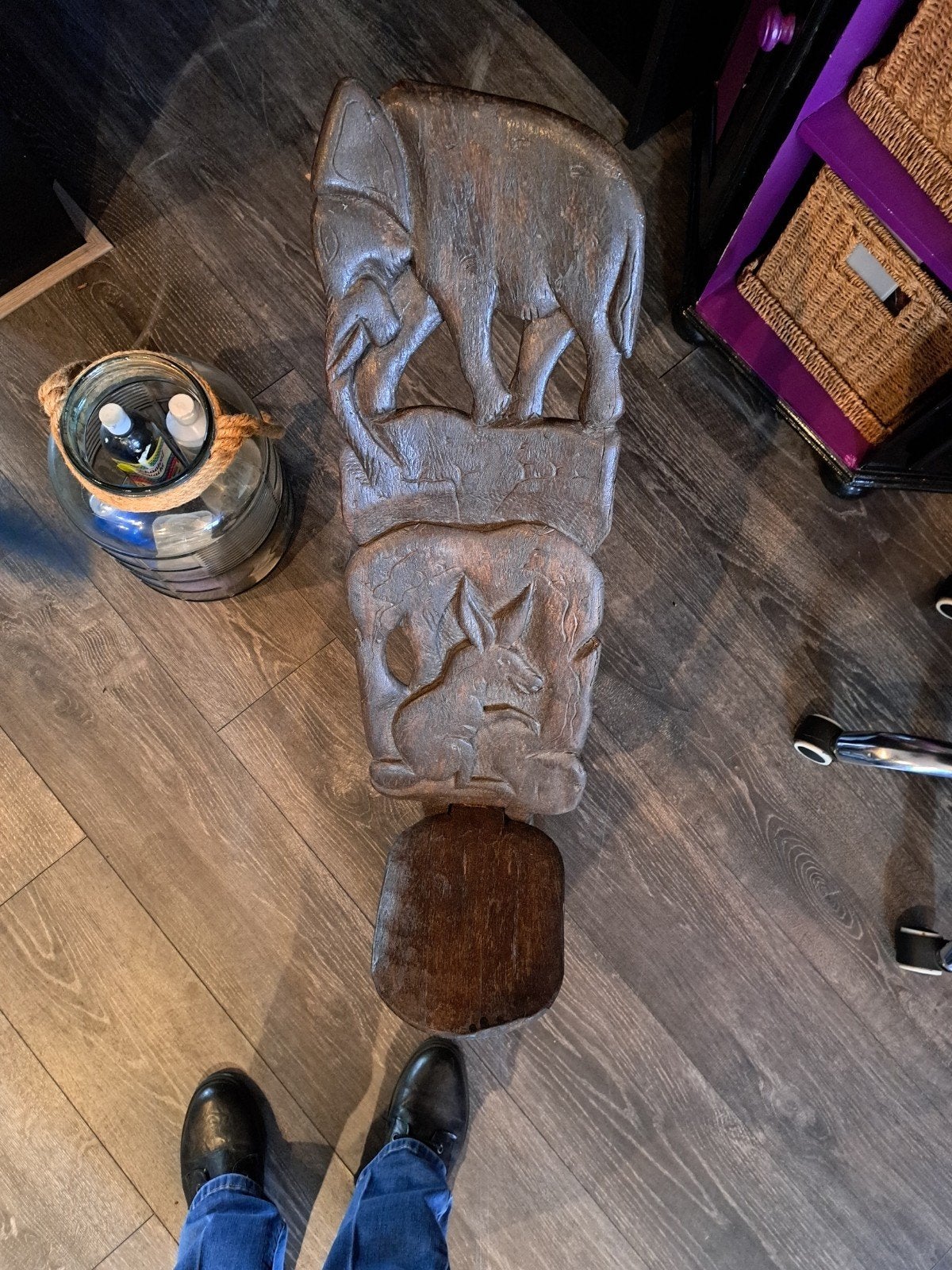 Unieke handgesneden houten kruk met dierenmotieven, Overige typen, Hout, Bruin, Overige stijlen