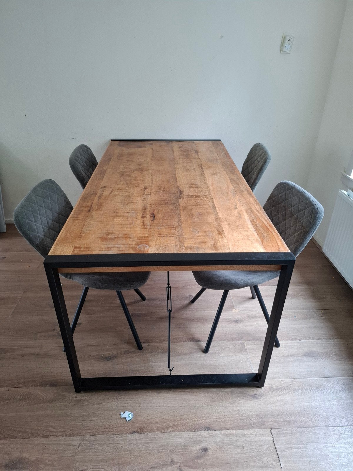Mangohouten eettafel met 4 grijze stoelen, Gebruikt, Industrieel, Modern, 50 tot 100 cm, 150 tot 200 cm